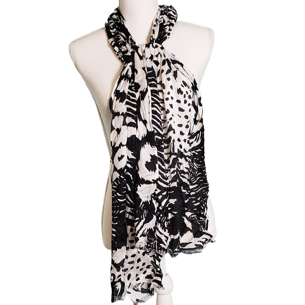 Chic Monochrome Bliss: Lightweight Black and White Patterned Scarf